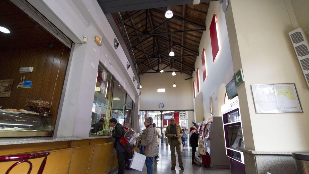 Imagen de archivo de las taquillas de la estación de Renfe en Xàtiva.