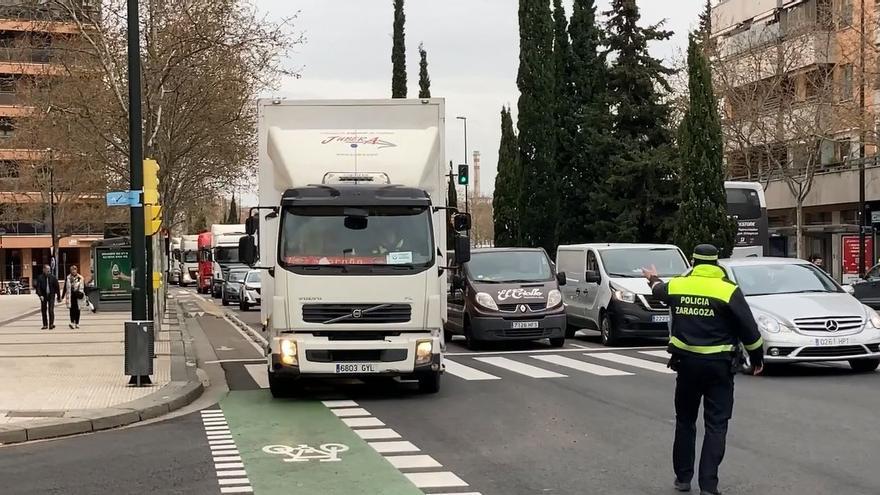 VÍDEO | Las protestas de camiones provocan un atasco en los alrededores de la Plaza Mozart de Zaragoza