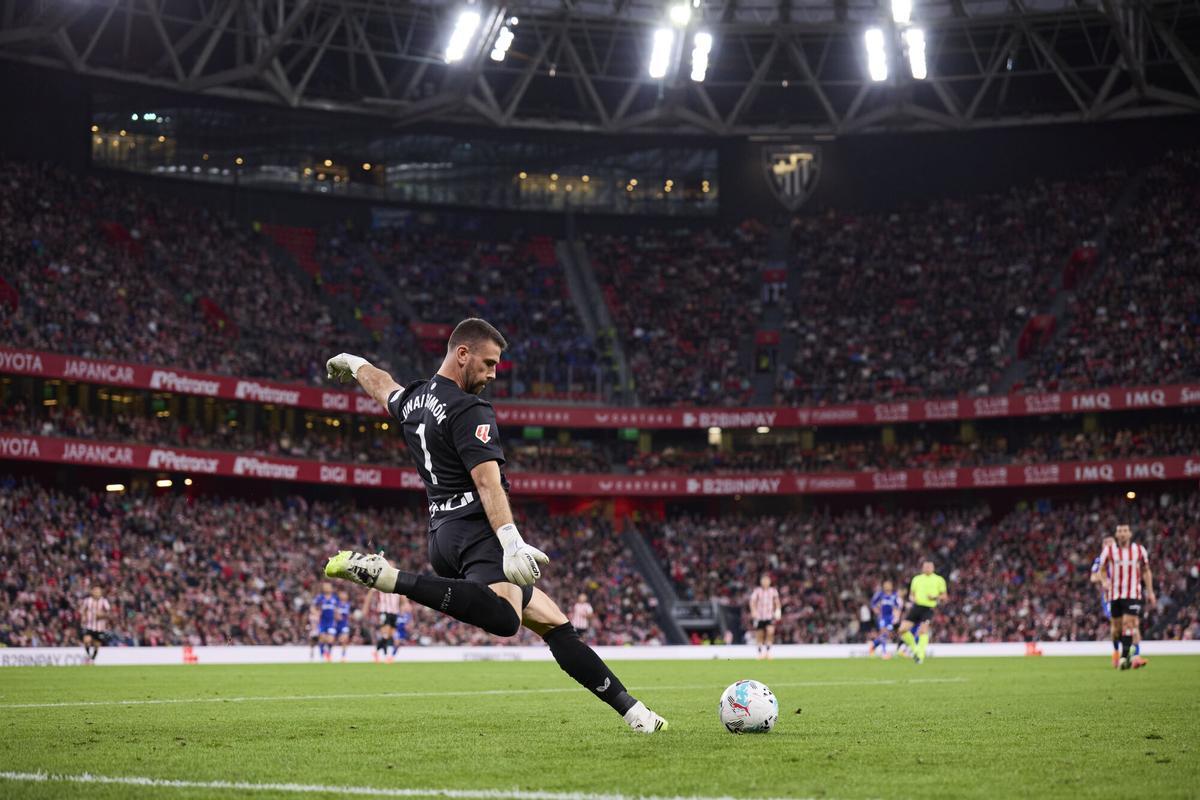 Unai Simon of Athletic Club in action during the LaLiga EA Sports match between Athletic Club and Getafe CF at San Mames on October 25, 2025, in Bilbao, Spain. AFP7 25/10/2025 ONLY FOR USE IN SPAIN. Ricardo Larreina / AFP7 / Europa Press;2025;SPAIN;SPORT;ZSPORT;SOCCER;ZSOCCER;Athletic Club v Getafe CF - LaLiga EA Sports;
