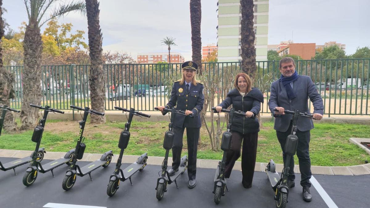 El espacio 'Rosario Moreno Saura' estrena ocho patinetes eléctricos.