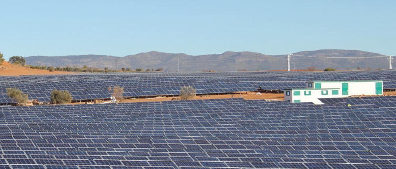 El precio de la luz cae un 33% por el tirón de las energías renovables