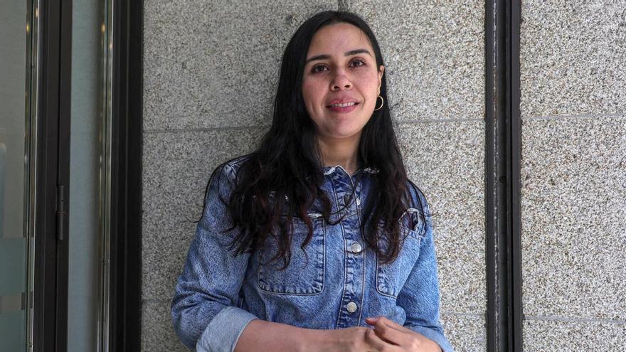 Artista callejera por imperativo: «Me despidieron y no quiero ser una migrante irregular»
