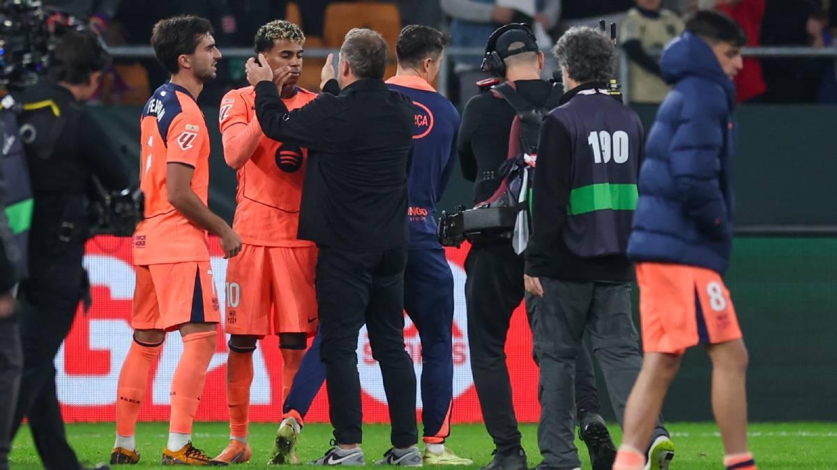 Hansi Flick muy orgulloso de sus jugadores tras la victoria ante el Betis