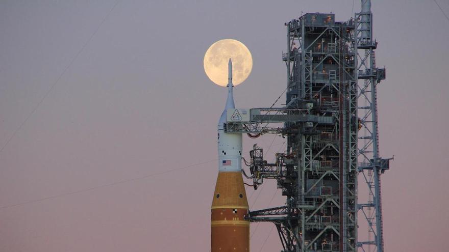 El gráfico que muestra la trayectoria de la misión espacial Artemis II