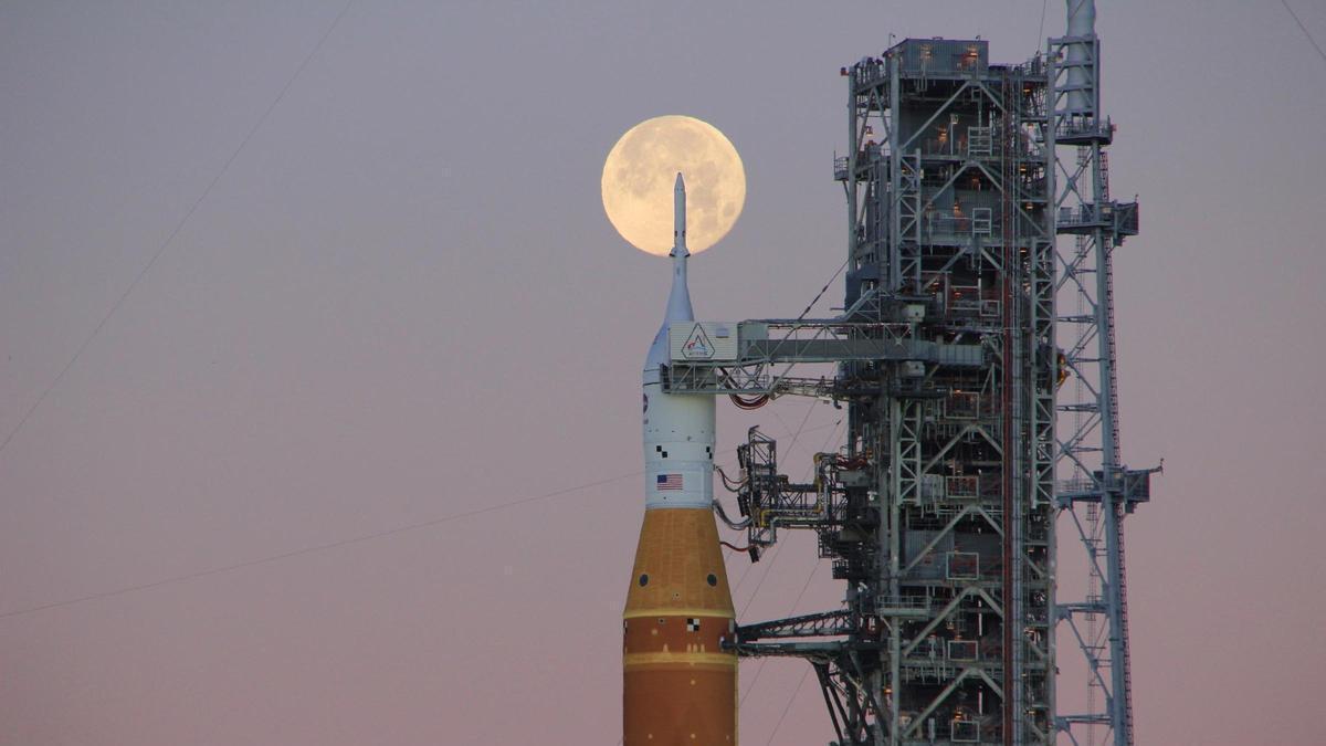 El gráfico que muestra la trayectoria de la misión espacial Artemis II