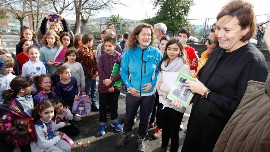 Carmen Moriyón, ayer, con los niños en el colegio Jacinto Benavente, en Vega.