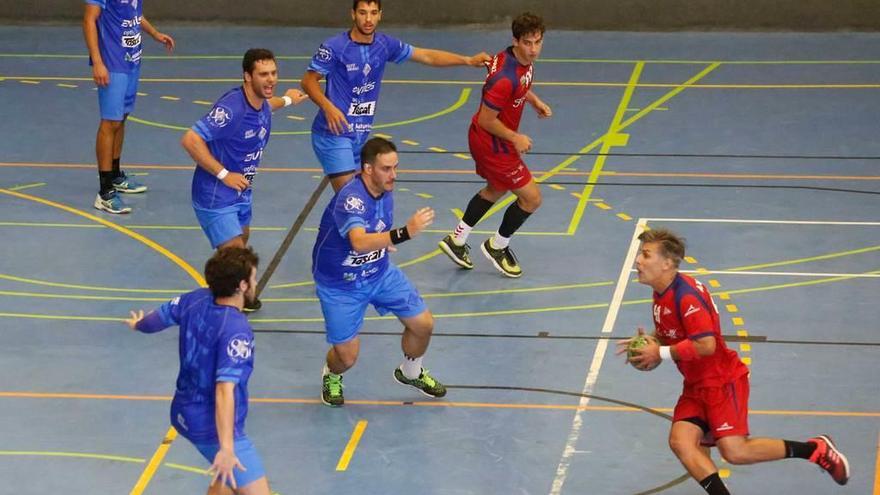 Una acción de ataque del Grupo Covadonga, ayer en Avilés.