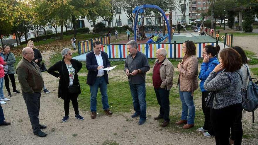 Bará expuso ayer a vecinos del barrio la propuesta municipal para la plaza de Europa. // R. Vázquez