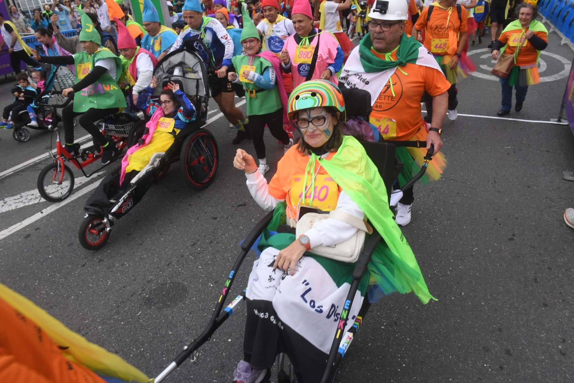 La carrera RUNKI, promovida por ENKI y Fundación Adcai inunda las calles de A Coruña con sus capas de superhéroes