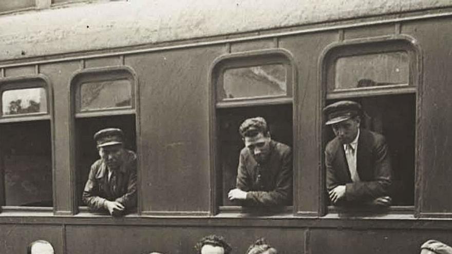 francesc macià va ser acompanyat per una multitud en la seva visita a Girona de fa 90 anys. 1 El president de la Generalitat rep les primeres salutacions a l’estació de Fornells de la Selva, just després d’haver baixat del tren. F  | AJUNTAMENT DE GIRONA/CRDI/JOSEP MARIA SAGARRA