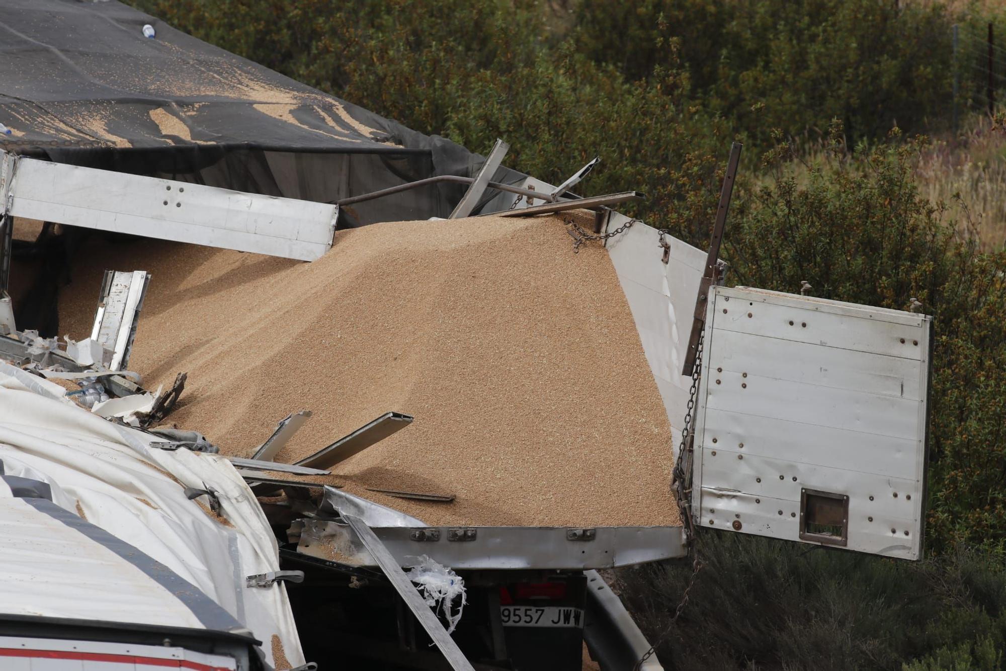 Aparatoso accidente entre dos camiones en el Cruce de las Herrerías