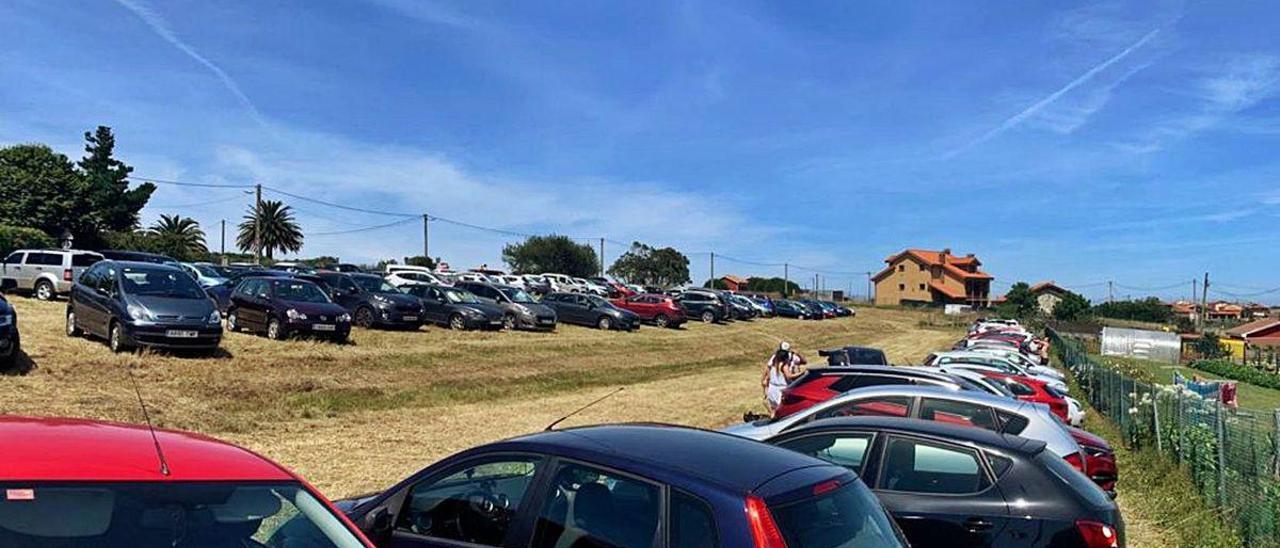 Coches aparcados ayer en el pueblo de Bayas.