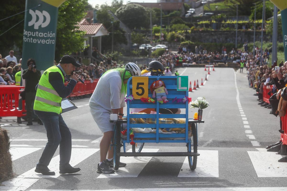 "Os Rompecolchóns 2.0" se impone en una carrera de camas de Meaño que deja espectaculares imágenes