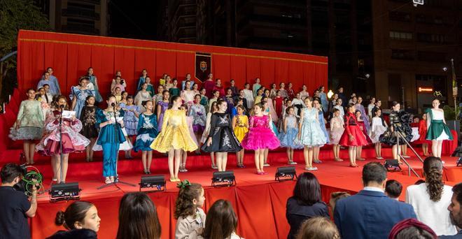 Las 80 candidatas a Bellea del Foc infantil se lucen en una Rambla llena