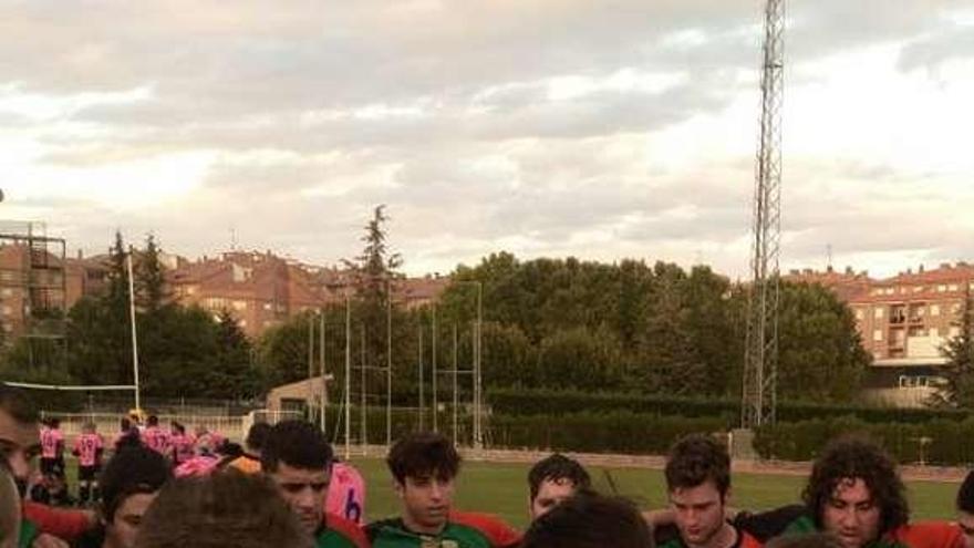 Angel Marcos, técnico zamorano, con sus jugadores.