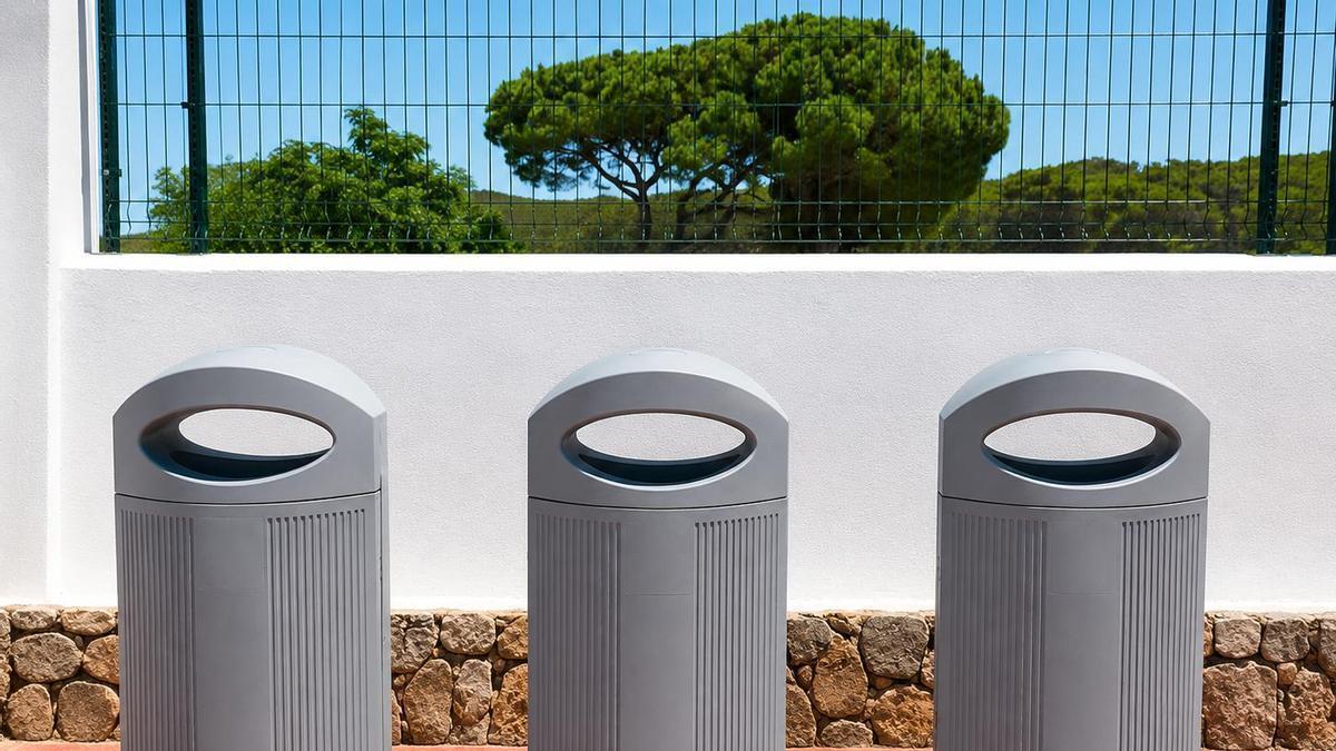 Papeleras fabricados con plástico urbano reciclado