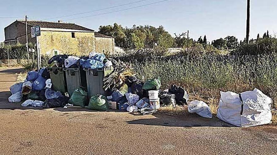 Contenedores llenos de basura en zonas rurales de Felanitx.