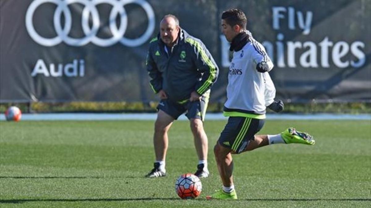 Atento 8 Benítez observa una acción de Ronaldo en un entrenamiento.