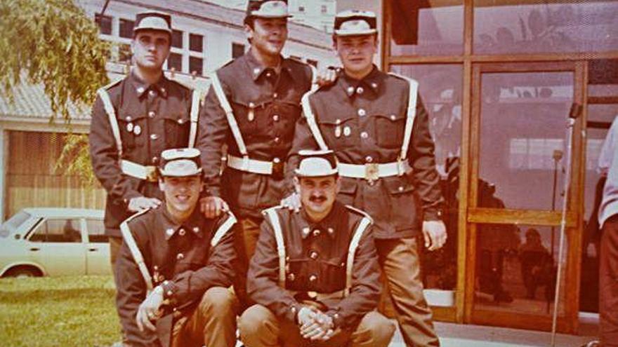 El autor, a la izquierda de pie, durante su servicio militar en la Cruz Roja.