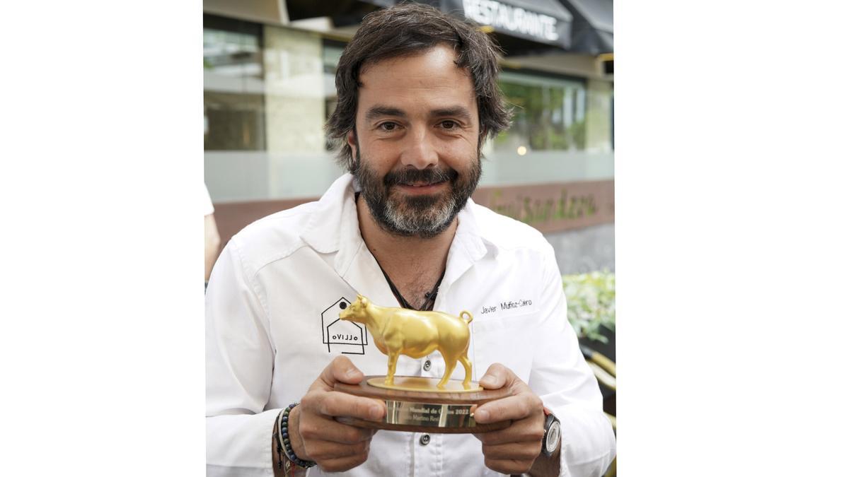 Javier Muñoz Calero, chef del restaurante Ovillo (Madrid), con el trofeo que le acredita como ganador del Mundial de callos de 2022.
