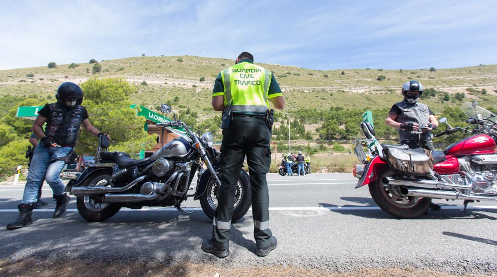 Las aglomeraciones de motoristas en La Carrasqueta obligan a la Guardia Civil a aumentar los controles.