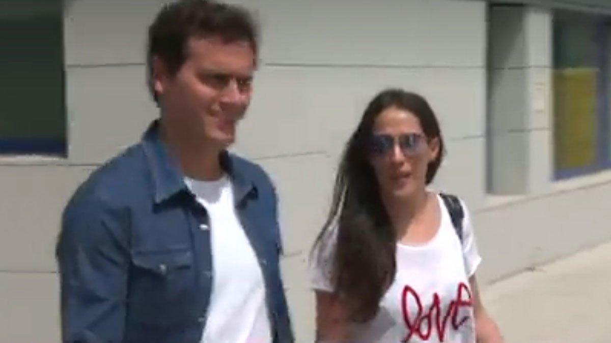 Albert Rivera sale del hospital acompañado de Malú