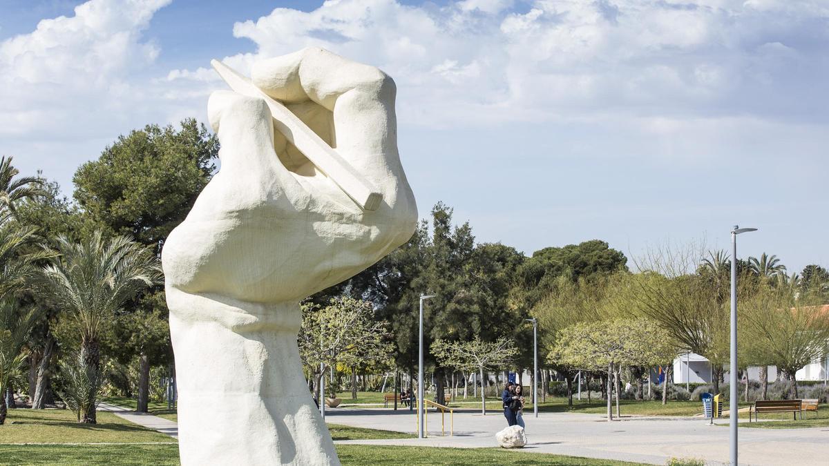 Campus de Sant Vicent del Raspeig de la Universitat d’Alacant, amb la seua escultura més característica. 