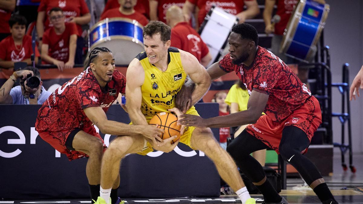 Abroimatis pelea por un balón ante la presión de Howard (i) y Olumuyiwa.