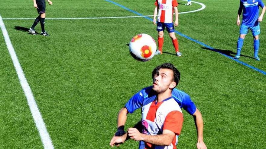 Joni, en la imagen intentando controlar un balón, renovó ayer un año más por el Alondras.