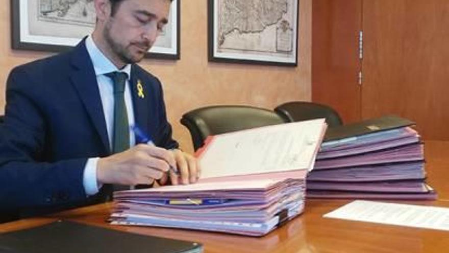 El conseller Damià Calvet signant l&#039;acord per recuperar els plans