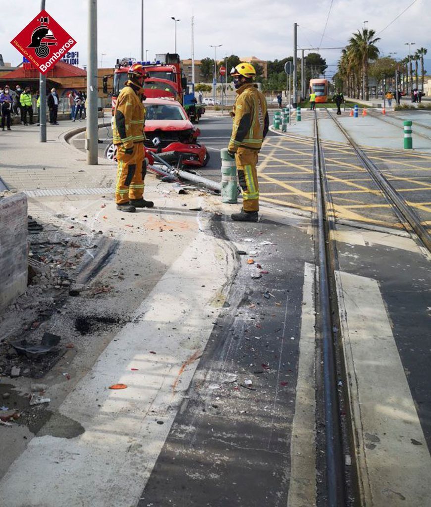 Un coche queda atrapado tras chocar con el TRAM a la altura de San Vicente