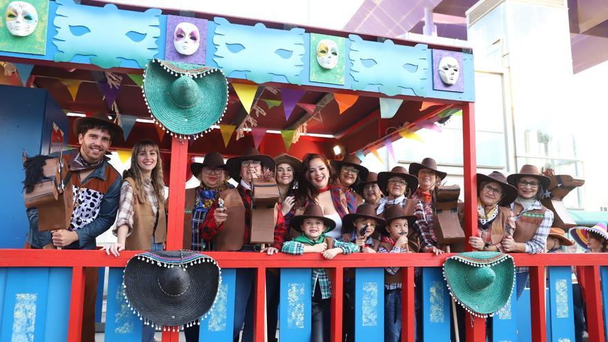 Miles de mascaritas se divierten en el Lejano Oeste del Carnaval de Arrecife