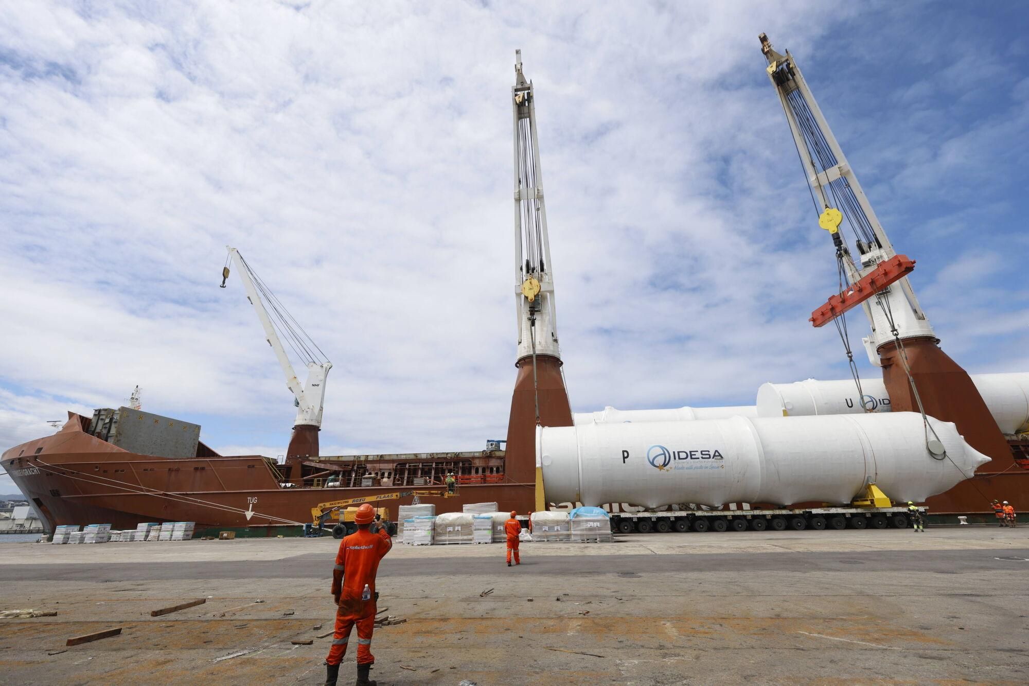 En imágenes: Así fue la carga en el Puerto de Avilés de nueve colosales depósitos de CO2 fabricados por Idesa