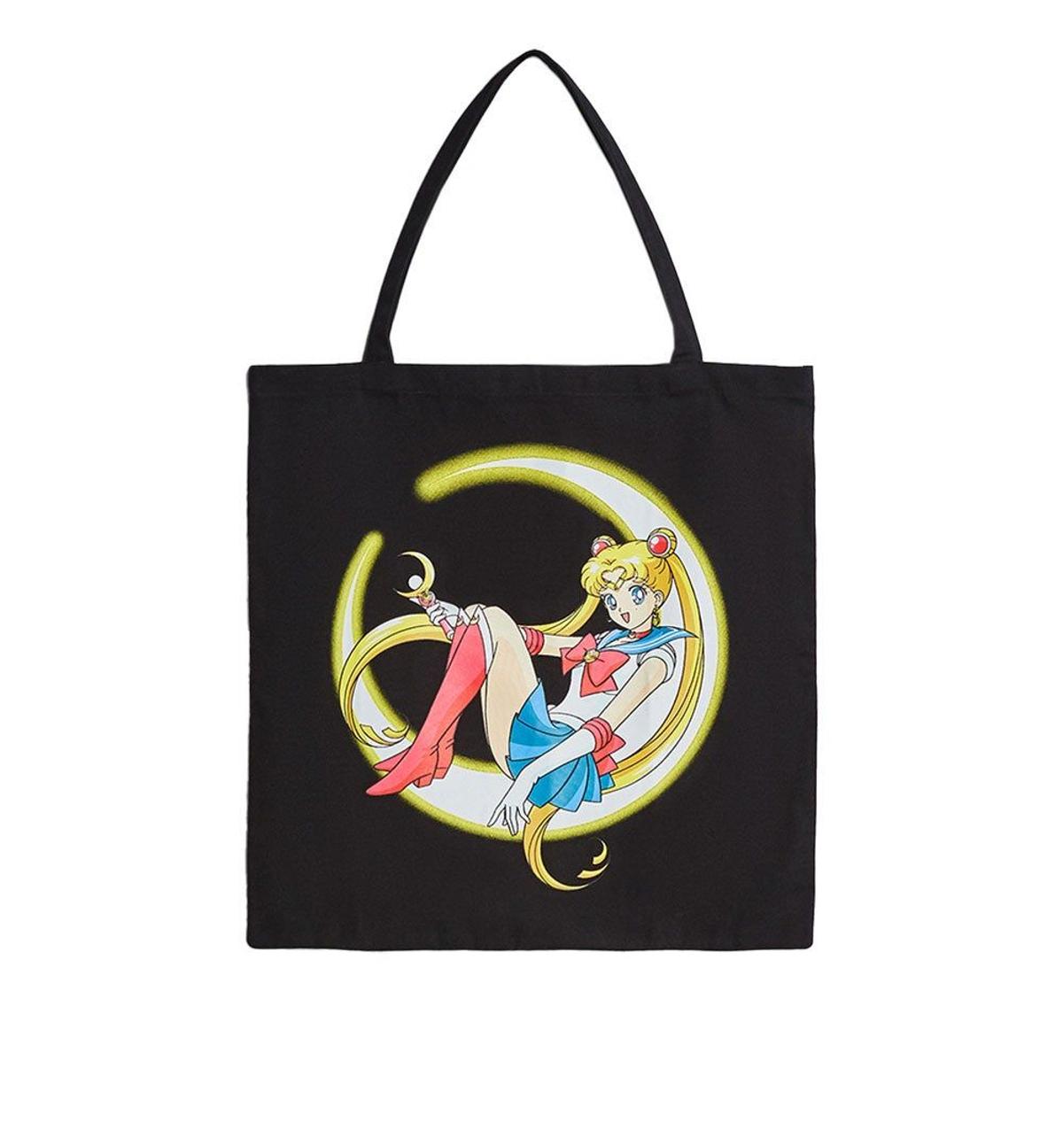 Bolso shopper de tela negro de Sailor Moon x Bershka. (Precio: 12,99 euros)