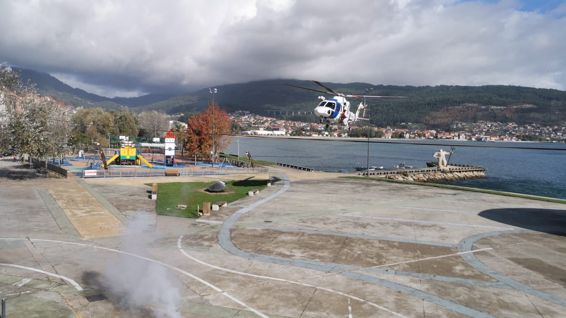 Escenas del simulacro de rescate frente a Moaña.