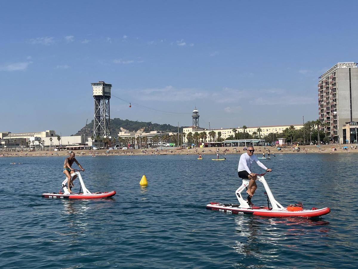 Bikesurf, las nuevas bicis acuáticas  surfean en la playa de la Barceloneta