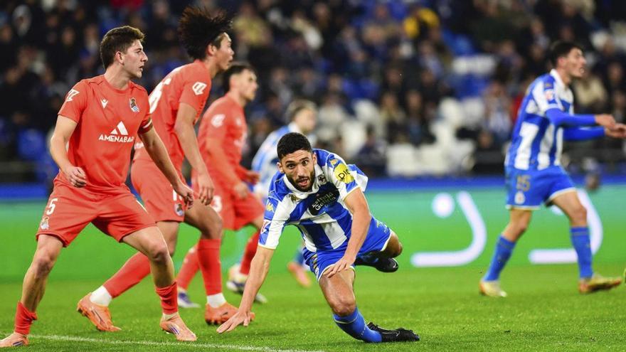 Eddahchouri se lanza a por un remate en el área de la Real Sociedad B.