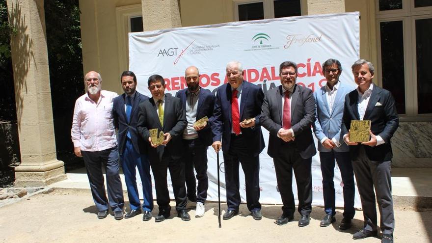 El consejero con los premiados en el acto celebrado ayer en Málaga