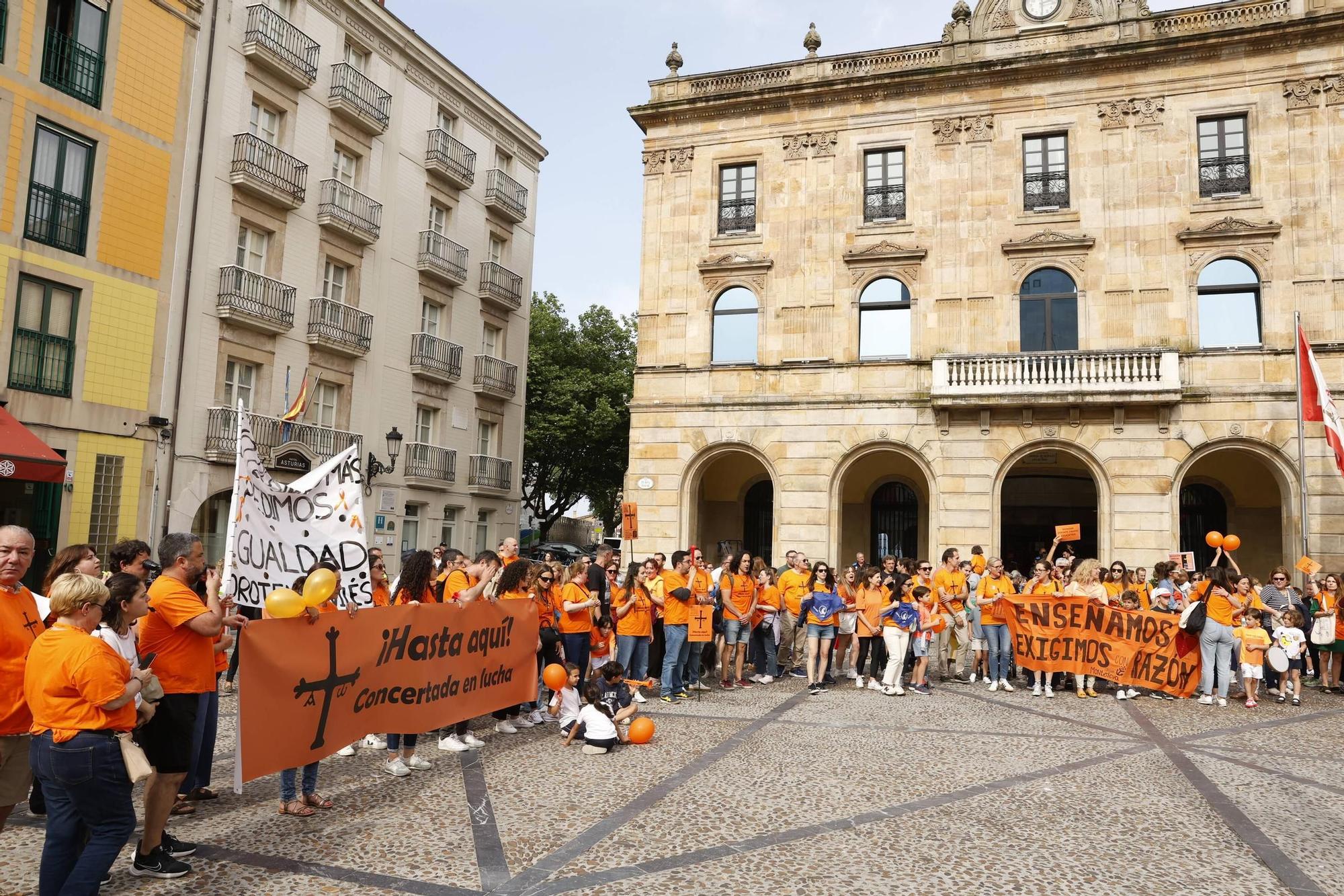 Así fue la gran concentración en Gijón por la educación concertada (en imágenes)
