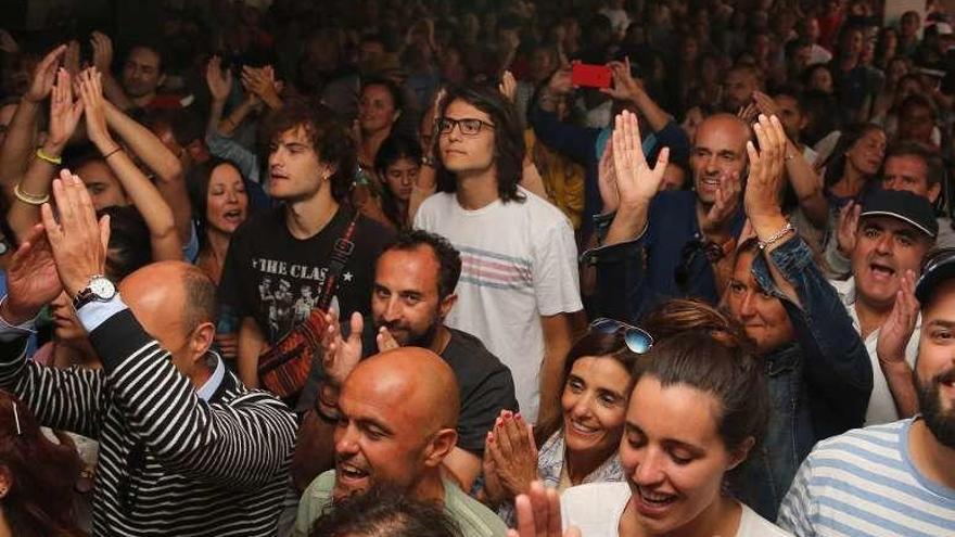 Público en un concierto ofrecido en A Barrosa. // Muñiz