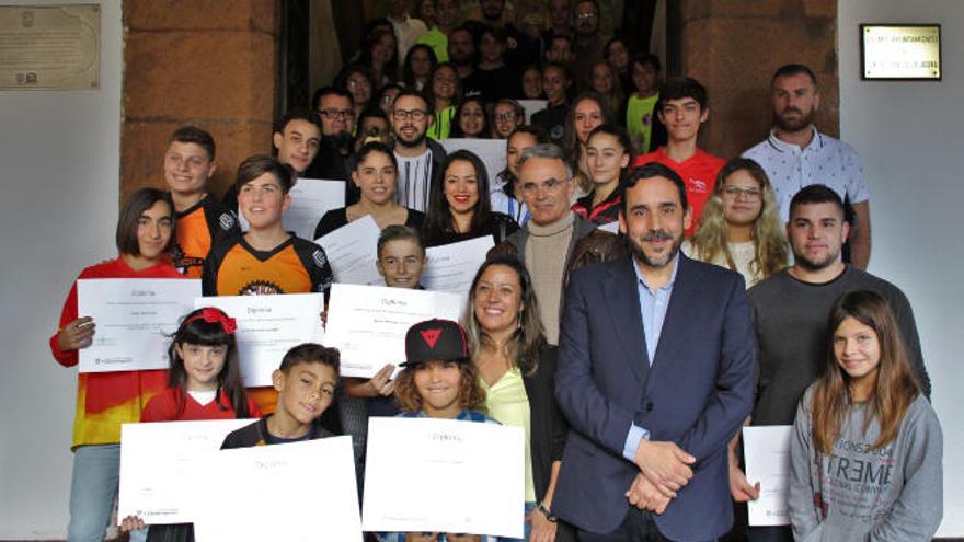 Foto de familia de los deportistas con los rectores municipales.