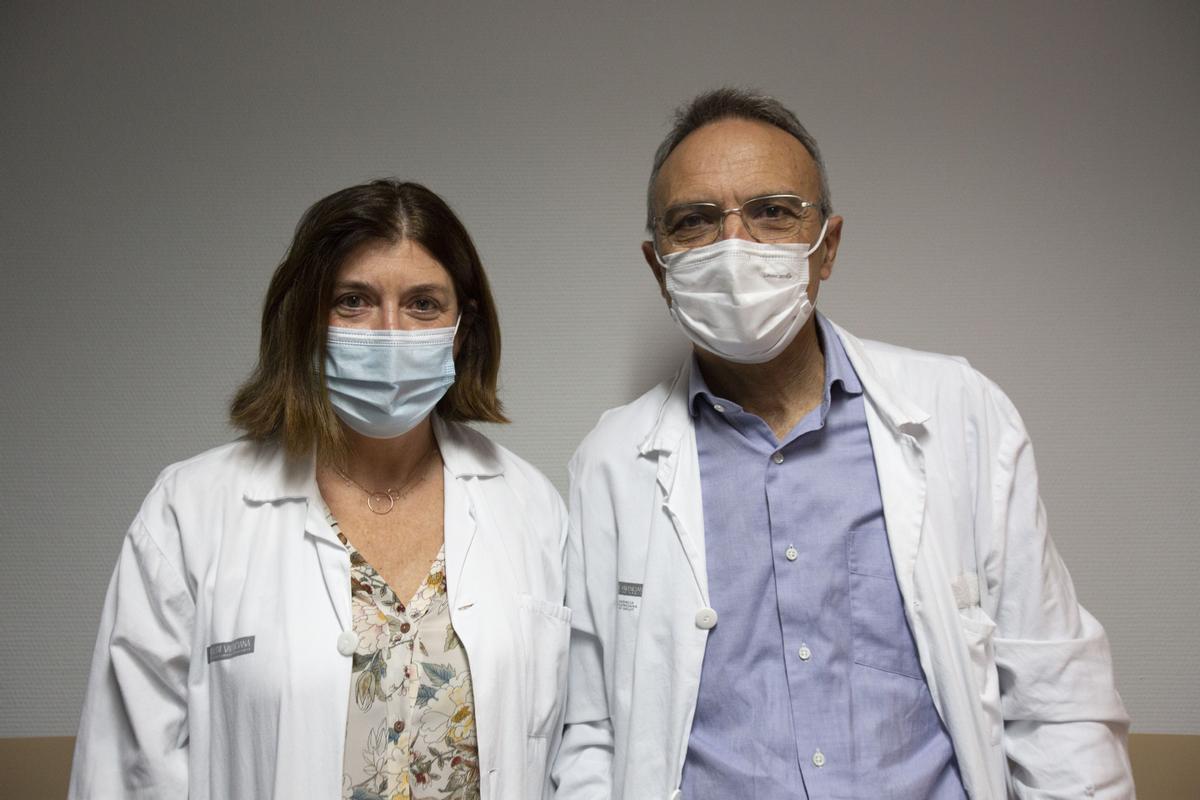 Los doctores Martínez y Ripollés, del Hospital Doctor Peset que han explicado la técnica