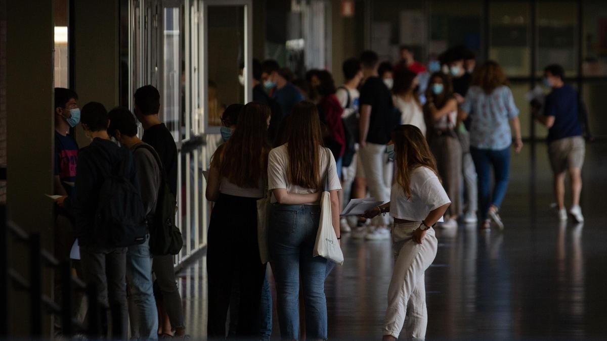 Un grupo de estudiantes a su llegada a la Selectividad.