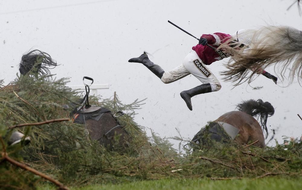 Nina Carnberry vola per l'aire després de caure del seu cavall durant la competició hípica Grand National