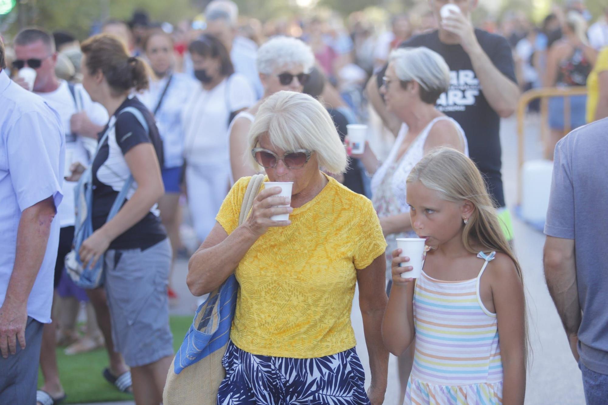 Cientos de personas y degustaciones gratis en el Día de la Horchata en València
