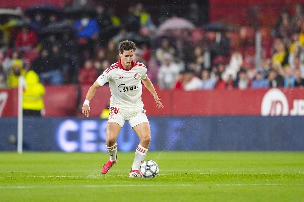 Manu Bueno of Sevilla FC in action during the Spanish league, LaLiga EA Sports, football match played between Sevilla FC and Atletico de Madrid at Ramon Sanchez-Pizjuan stadium on April 11, 2026, in Sevilla, Spain. AFP7 11/04/2026 ONLY FOR USE IN SPAIN. Joaquin Corchero / AFP7 / Europa Press;2026;SPORT;ZSPORT;SOCCER;ZSOCCER;Sevilla FC v Atletico de Madrid - LaLiga EA Sports