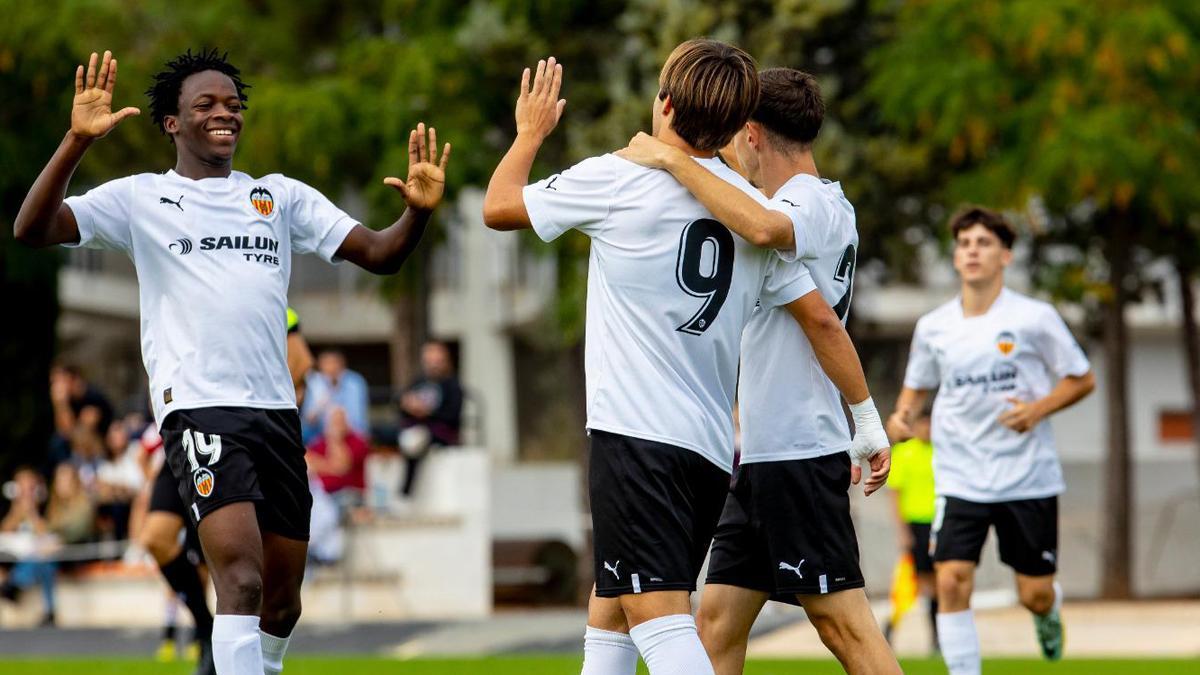 Mario Domínguez, celebrando un gol con sus compañeros