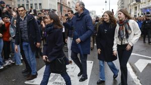 Los Reyes, acompañados por la princesa Leonor y la Infanta Sofía, asisten a la procesión de La Soledad en Madrid