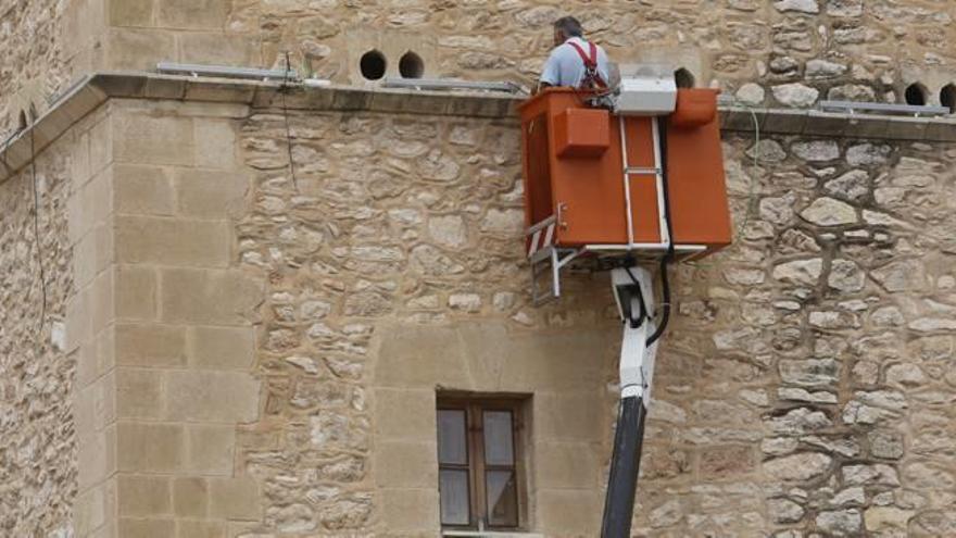 Los empleados municipales trabajando ayer, con la ayuda de una grúa, en la instalación de los focos.