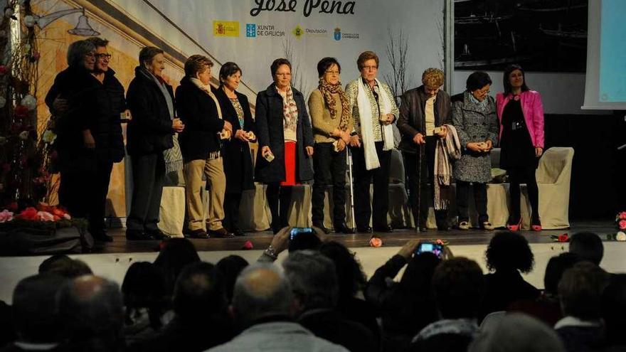 Carmen Dios, en el centro de la imagen, a sus 101 años. // Iñaki Abella